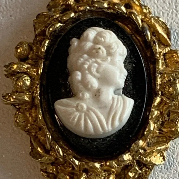 Elegant Vintage Gold and Black Cameo Collar Brooch - Picture 2 of 4